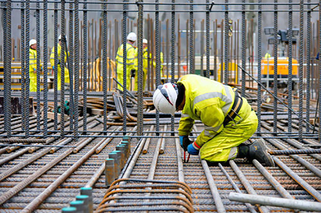 Hinkley-Bylor-steel-fixer-tying-steel-on-Pump-House-Raft.